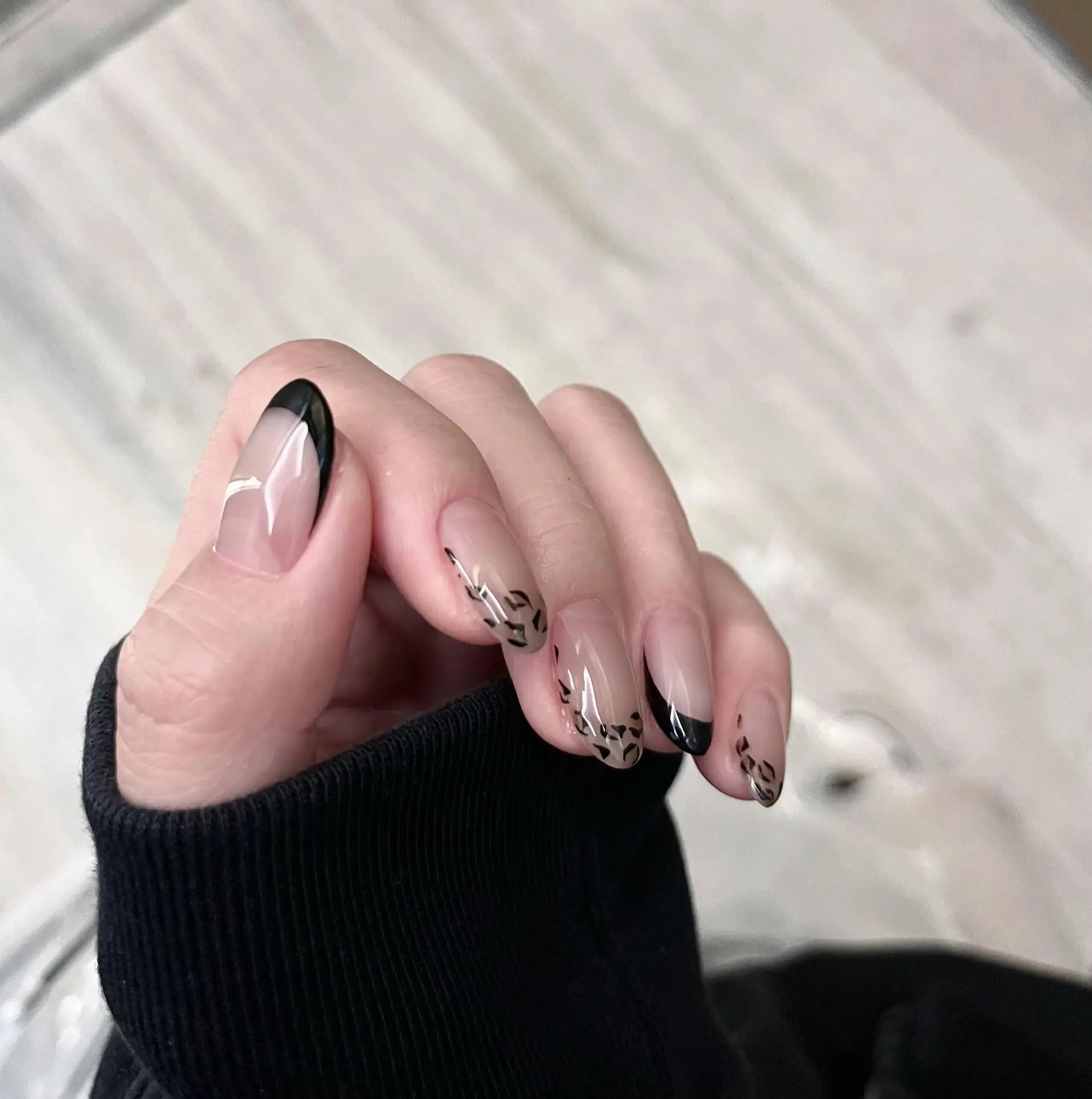 Qfdian 10Pcs Handmade Short Black White Press on Nails Oval Leopard Print Fake Nails Irregular French Wearable False Nails Tips