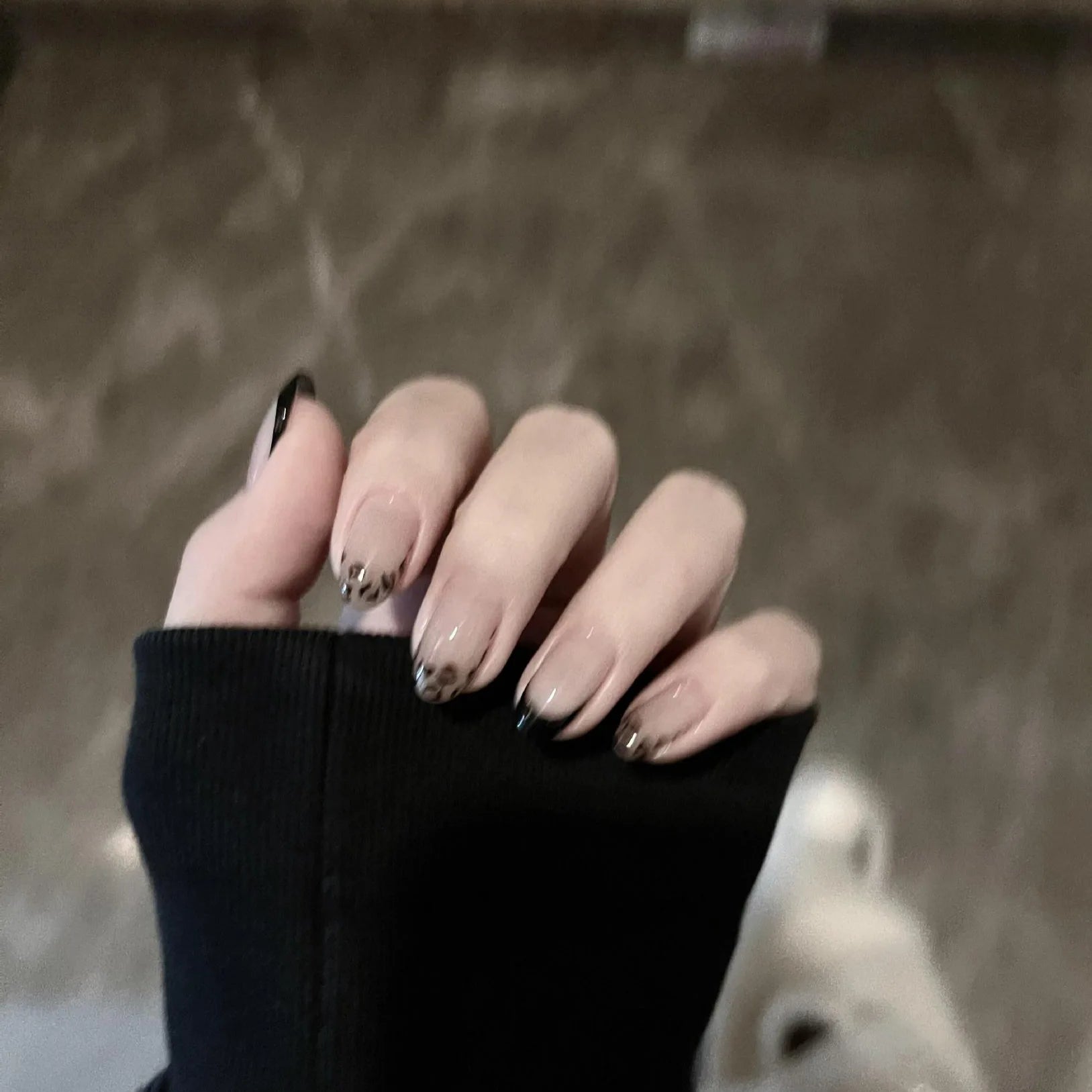 Qfdian 10Pcs Handmade Short Black White Press on Nails Oval Leopard Print Fake Nails Irregular French Wearable False Nails Tips