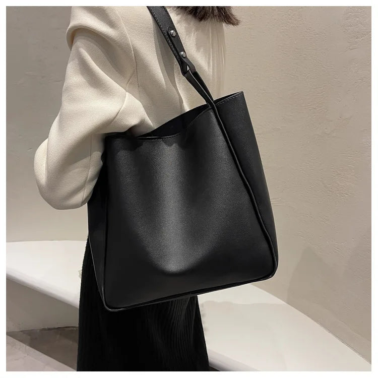 Qfdian Fashion Women's Bucket Bag 2025 New Style Large-capacity Single-shoulder Underarm Bag Retro High Quality Commuting Bucket Bag