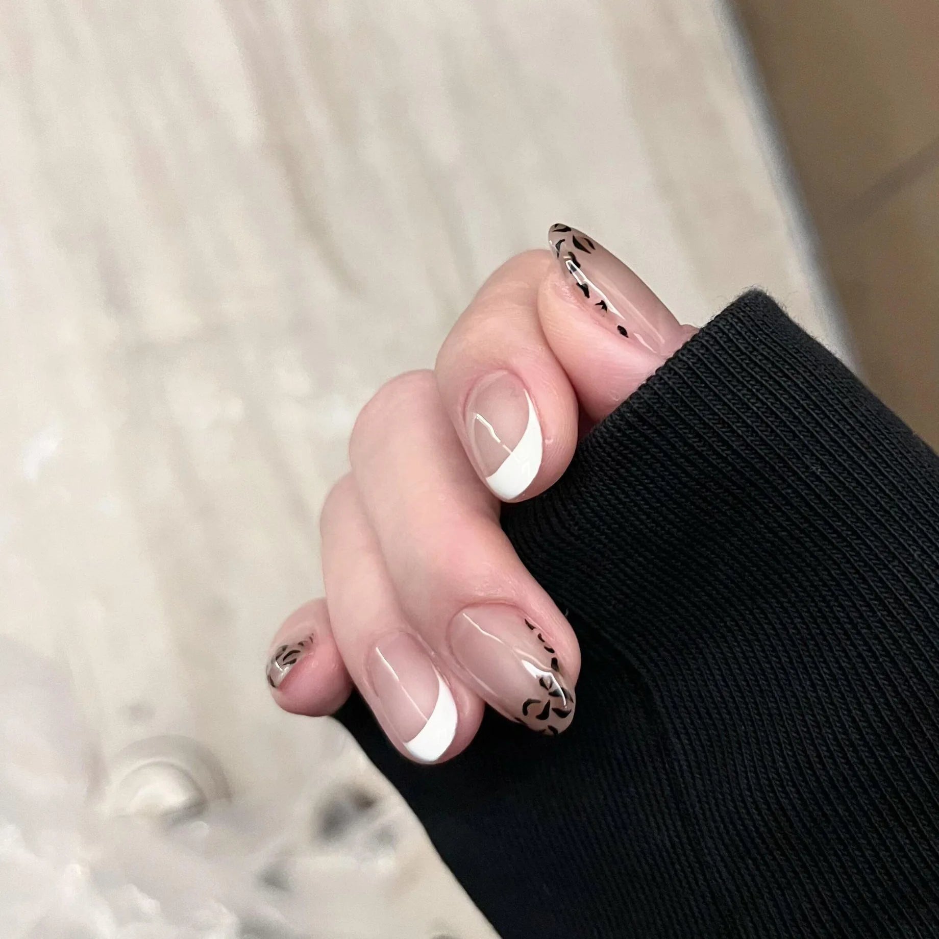 Qfdian 10Pcs Handmade Short Black White Press on Nails Oval Leopard Print Fake Nails Irregular French Wearable False Nails Tips