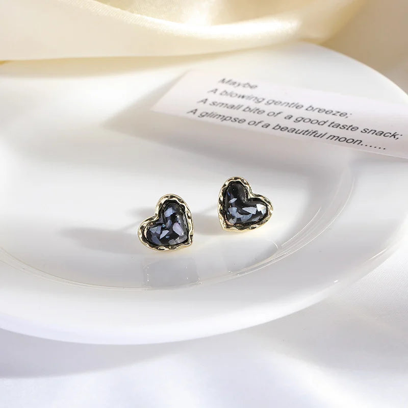 Trendy Vintage Heart Earring Women Classic Black White Stud Earrings Female Fashion Earrings Female Jewelry Gift