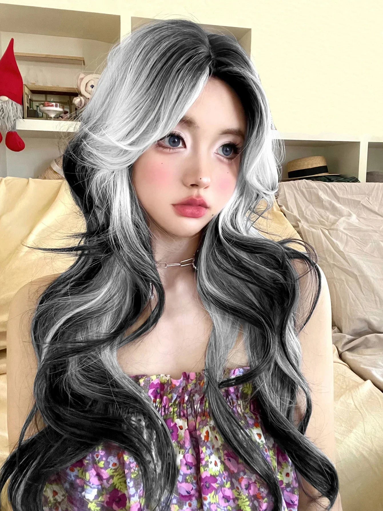 Qfdian 28Inch White Black Ombre Lolita Synthetic Wigs Middle Part Long Wavy Hair Wig for Women Cosplay Daily Use Cosplay Heat Resistant