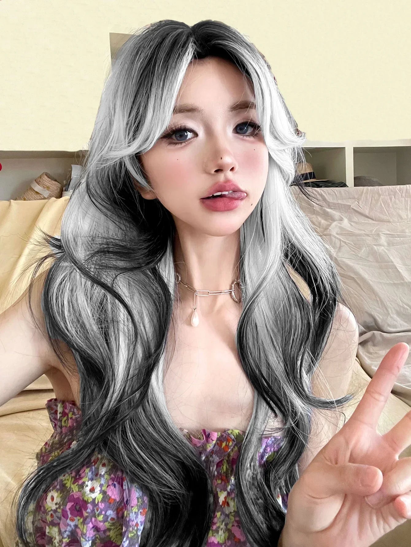 Qfdian 28Inch White Black Ombre Lolita Synthetic Wigs Middle Part Long Wavy Hair Wig for Women Cosplay Daily Use Cosplay Heat Resistant