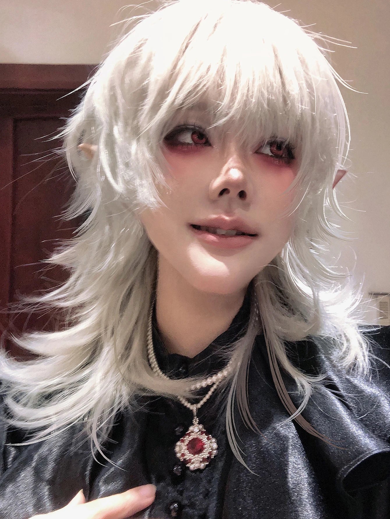 Qfdian 16Inch Silver White Color Handsome Synthetic Wig With Bang Medium Natural Wavy Hair Wig for Man or Women Cosplay Heat Resistant