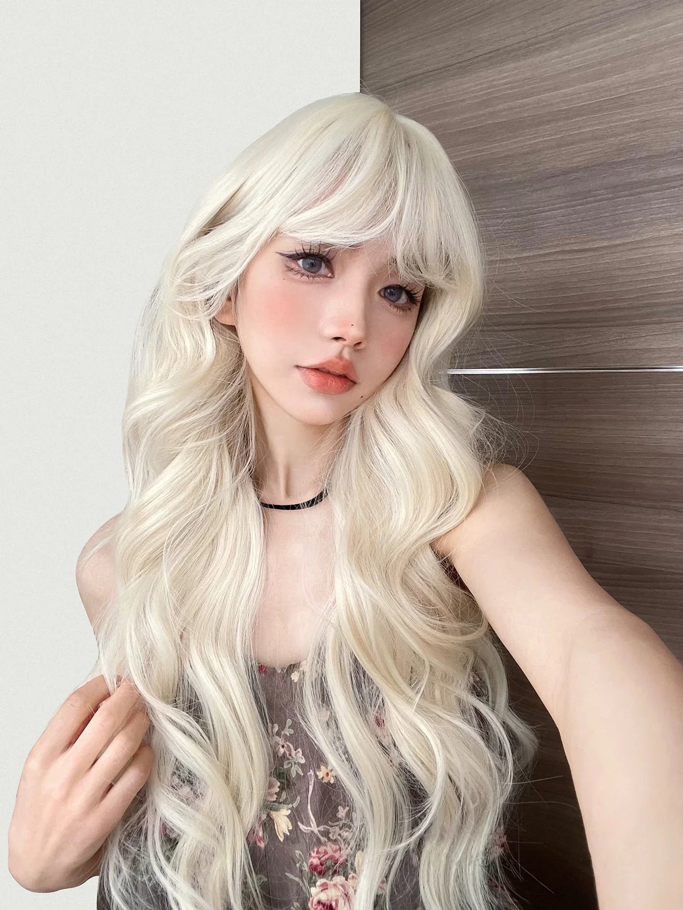 Qfdian 28Inch Blonde Platinum Golden Lolita Synthetic Wigs With Bang Long Wavy Hair Wig for Women Cosplay Daily Use Heat Resistant