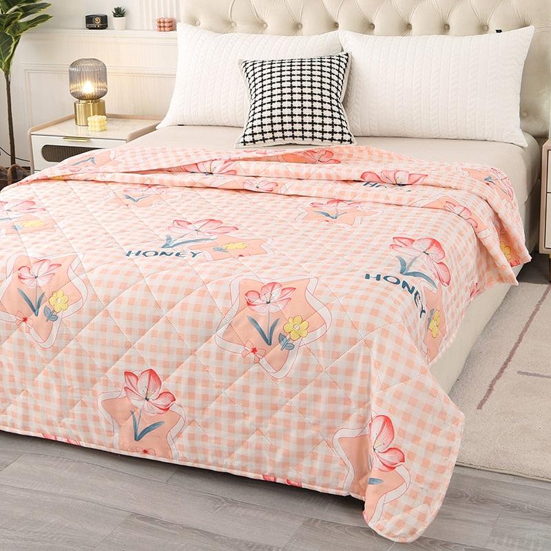 Flowers Single Double Summer Quilt Comfortable Air-Permeable Summer Blanket Machine Washable Quilted Comforter for Bed Quilts